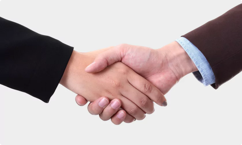 Poignée de main entre un expert et son client